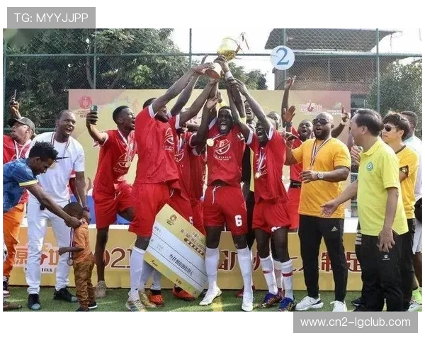 以用手接足球的黑人为主角的惊险赛场瞬间全景描绘震撼呈现激烈对决