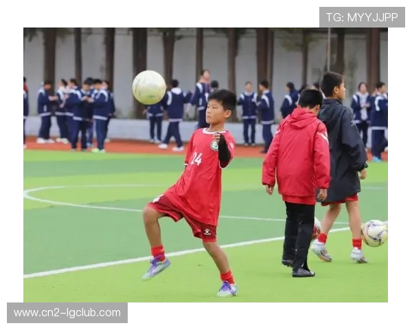 围绕世达足球纯黄展现专业球迷热爱与绿茵竞技魅力动人故事新篇章